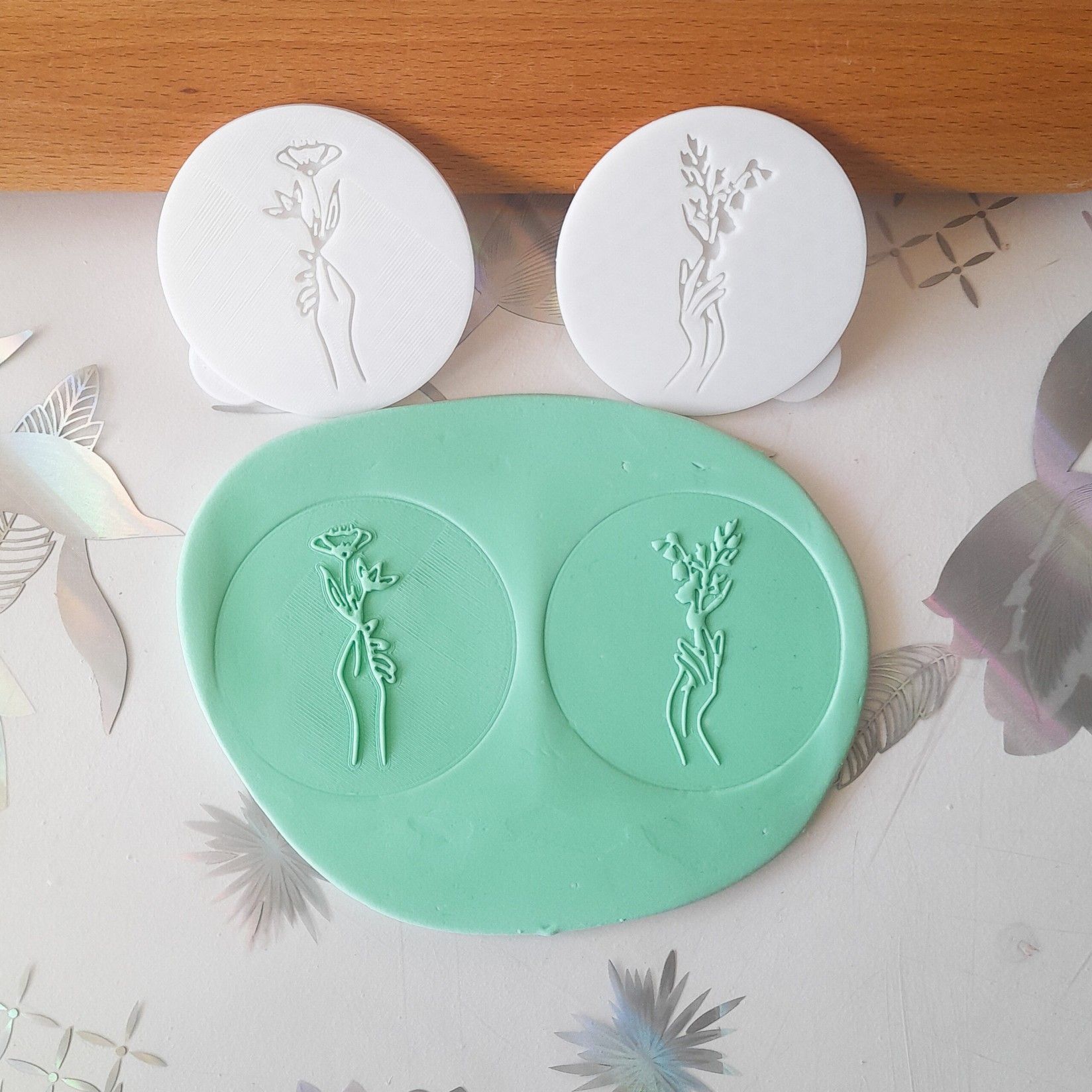 KREATIVNI SLATKIŠI Modla za kolače i ukrase Cveće u ruci, Desna, 10 cm, Bela