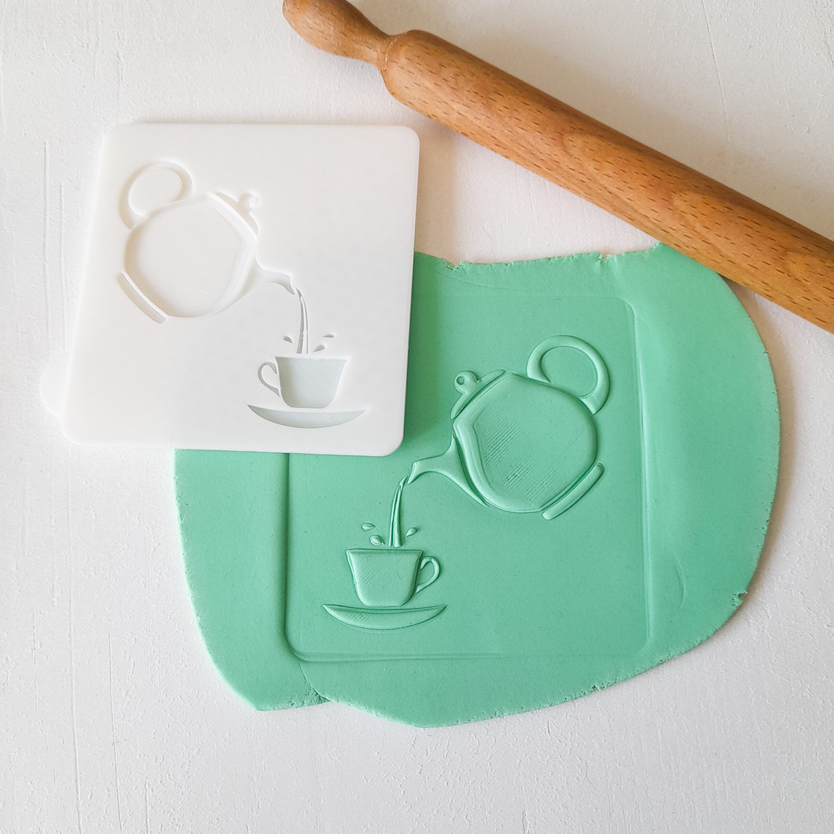 KREATIVNI SLATKIŠI Modla za kolače i ukrase Engleski čaj, 10 cm, Bela