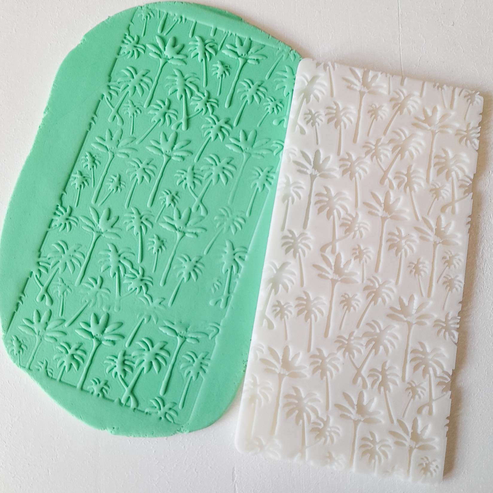 KREATIVNI SLATKIŠI Emboser pločica za dekorisanje kolača Plame, 8x16 cm, Bela