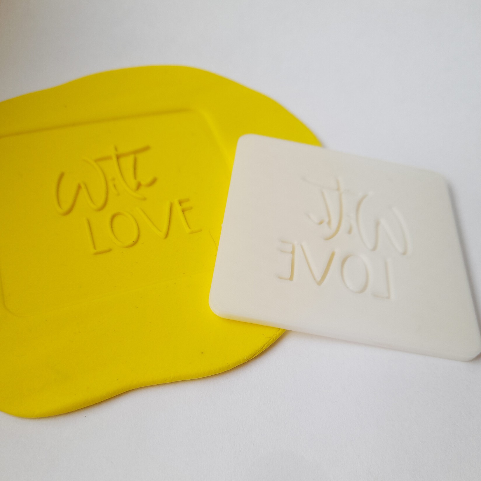 KREATIVNI SLATKIŠI Modla za kolače i ukrase With love, 7 cm, Bela