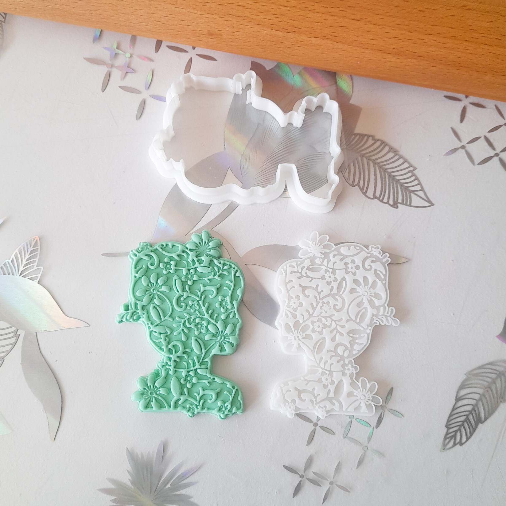 KREATIVNI SLATKIŠI Modla za kolače i ukrase Cvetna silueta ženskog lika, 8 cm, Bela