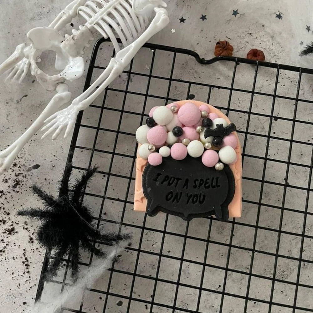 KREATIVNI SLATKIŠI Modla za kolače i ukrase Veštičiji kotlić, 8 cm, Bela