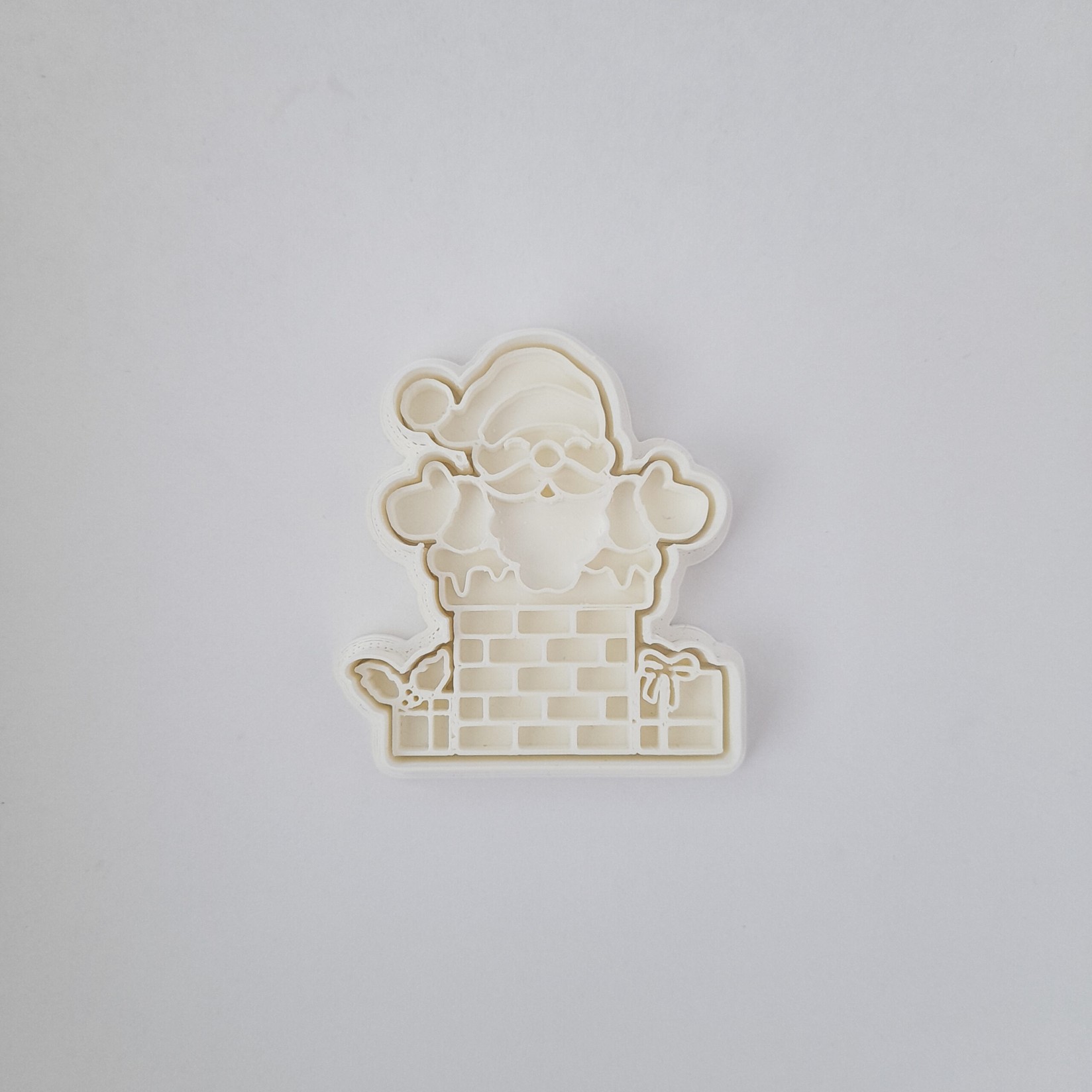 KREATIVNI SLATKIŠI Modla za kolače i ukrase Deda Mraz u dimnjaku, 8 cm, Bela