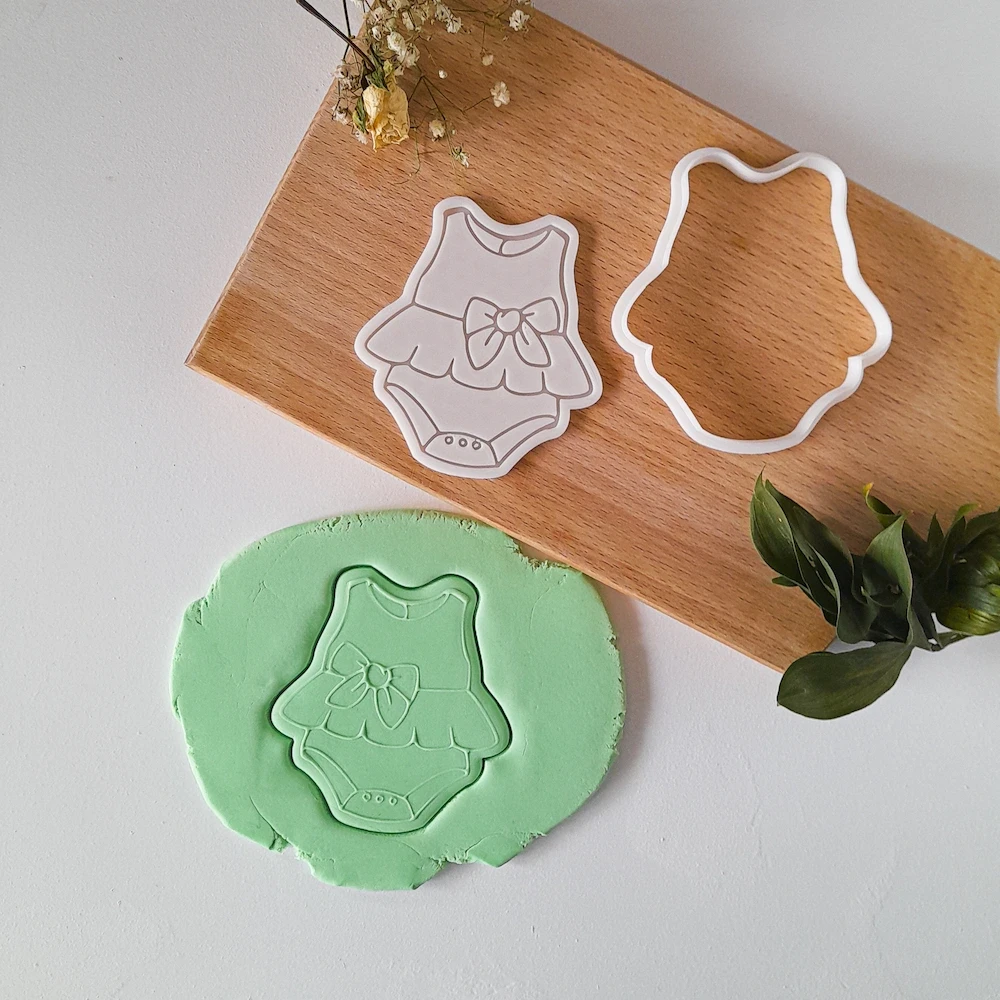 KREATIVNI SLATKIŠI Modla za kolače i ukrase Bebi haljinica, 6 cm, Bela