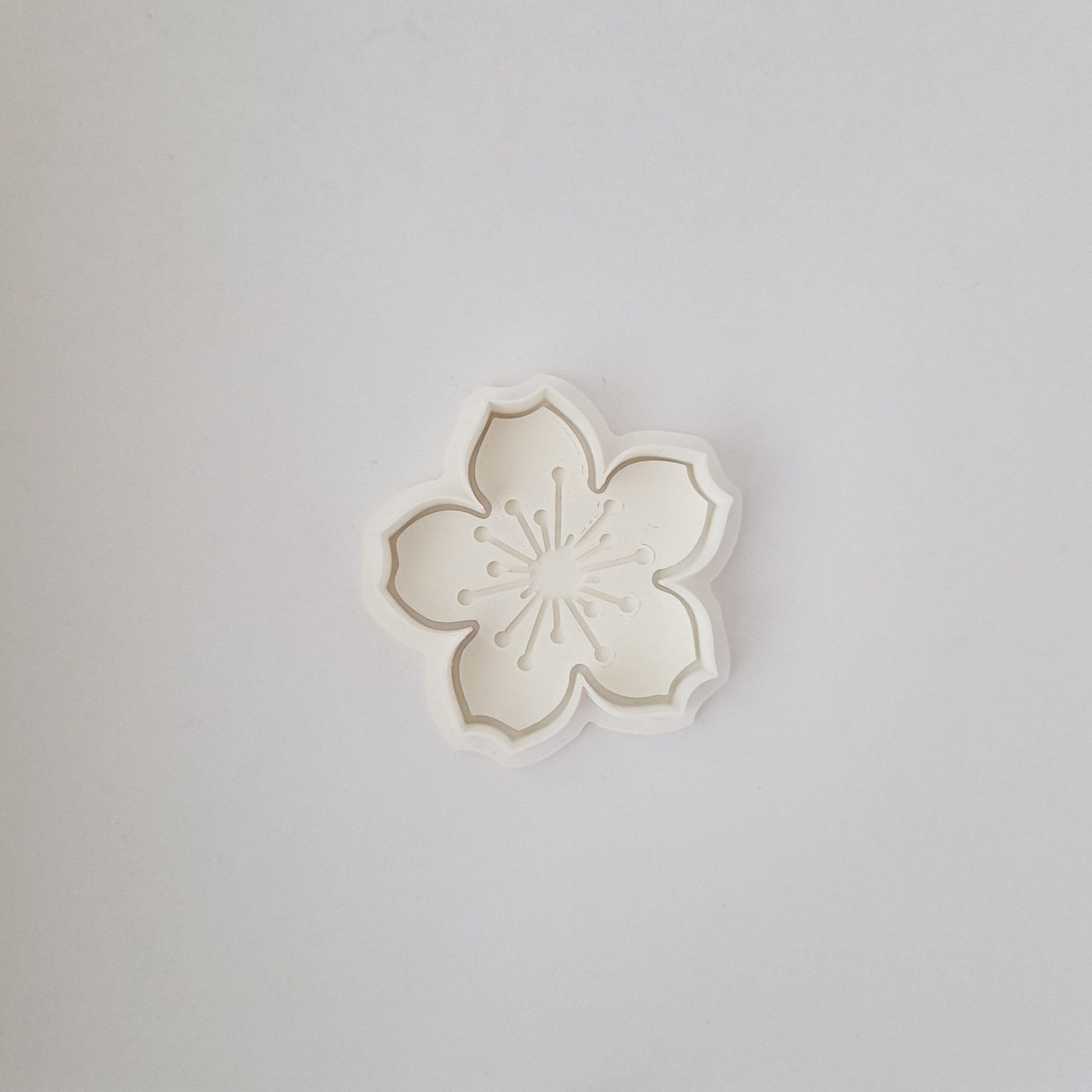 KREATIVNI SLATKIŠI Modla za kolače i ukrase Cvet, 6 cm, Bela