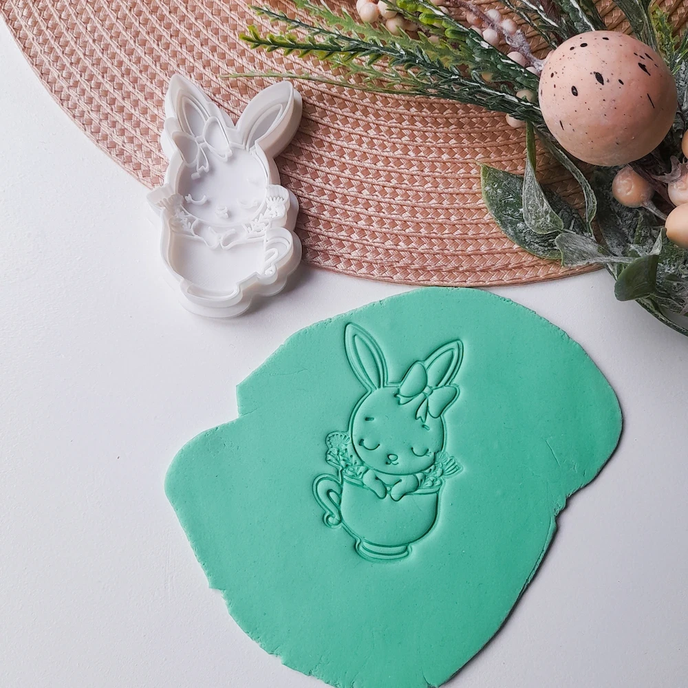 KREATIVNI SLATKIŠI Modla za kolače i ukrase Zečica u šolji, 8 cm, Bela