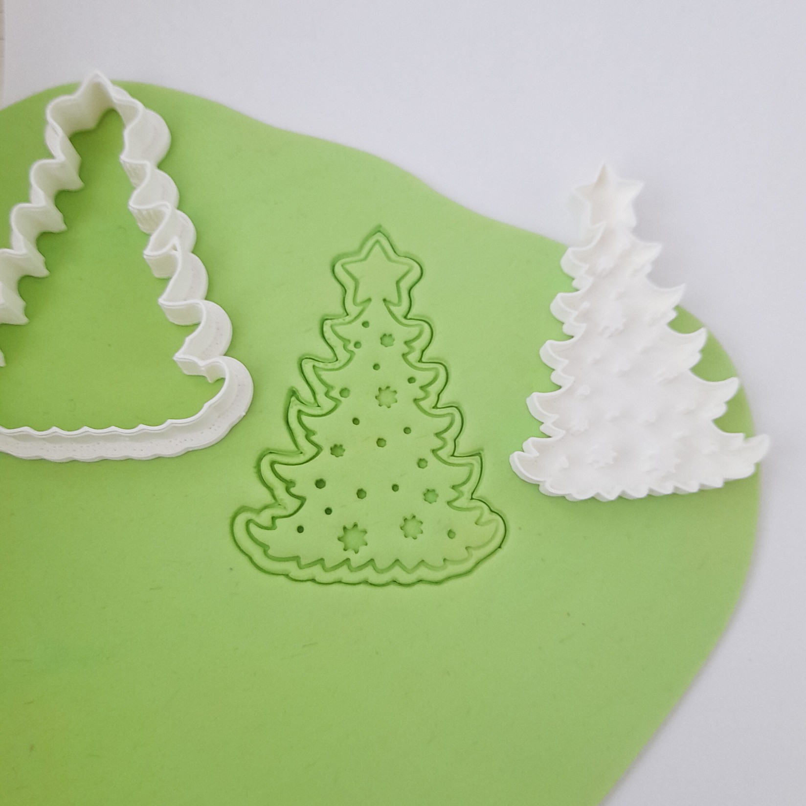 KREATIVNI SLATKIŠI Modla za kolače i ukrase Jelkica 1, 10 cm, Bela