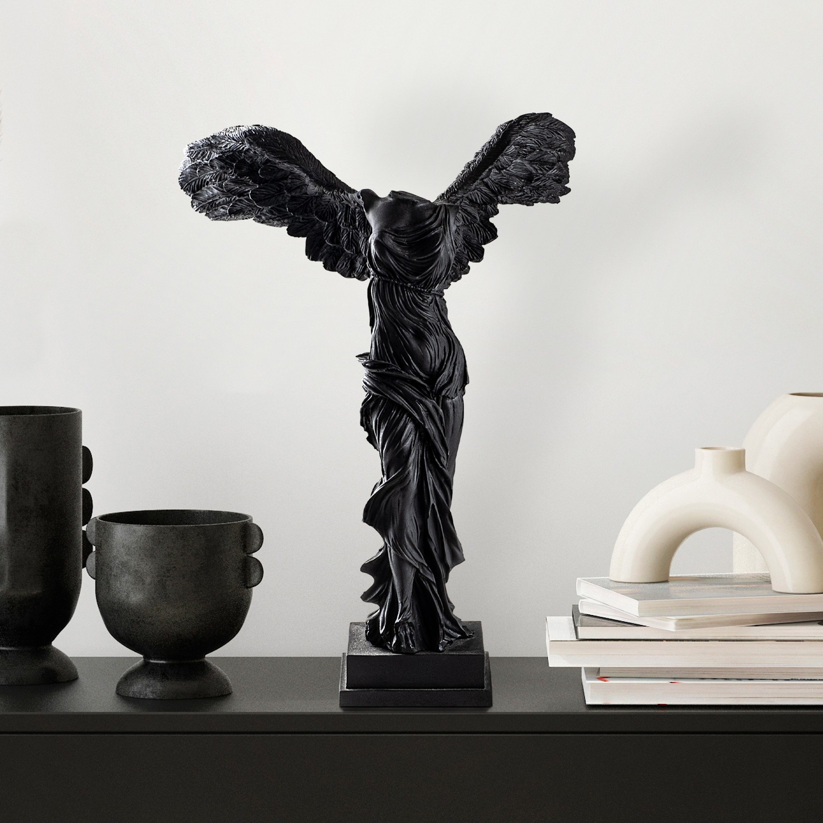 Aberto Design Dekorativna figura Nike, 28x40x18 cm, Crna