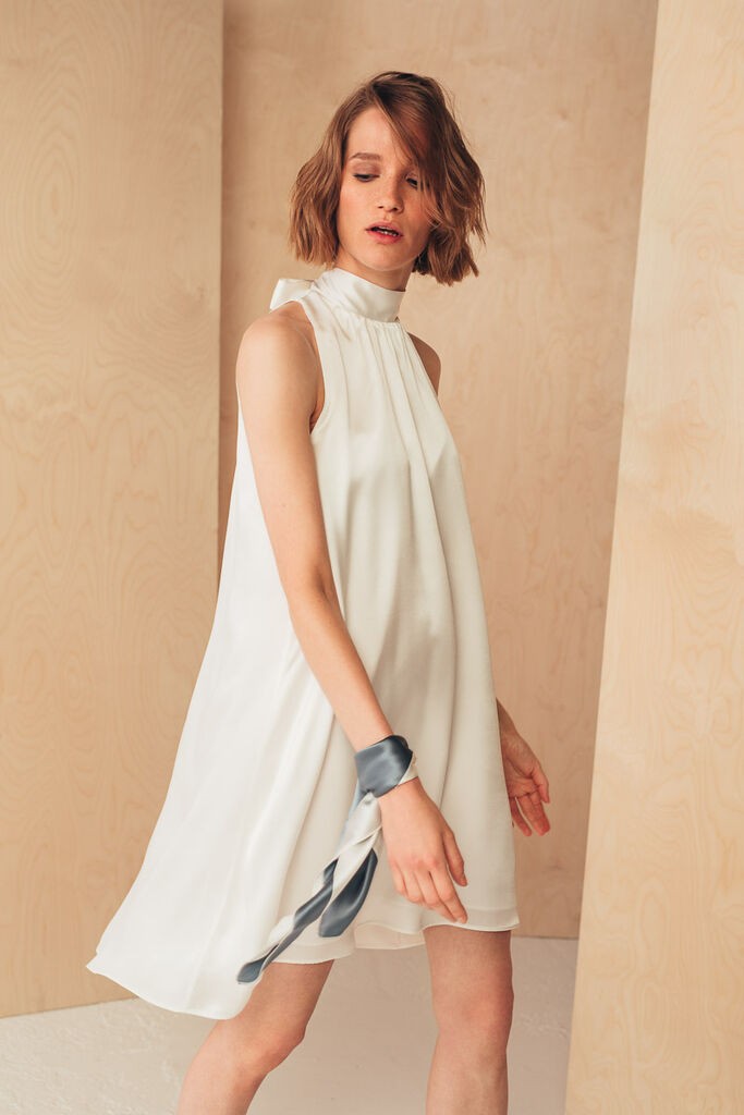 Mione Ženska svilena haljina sa podignutom kragnom, Bela