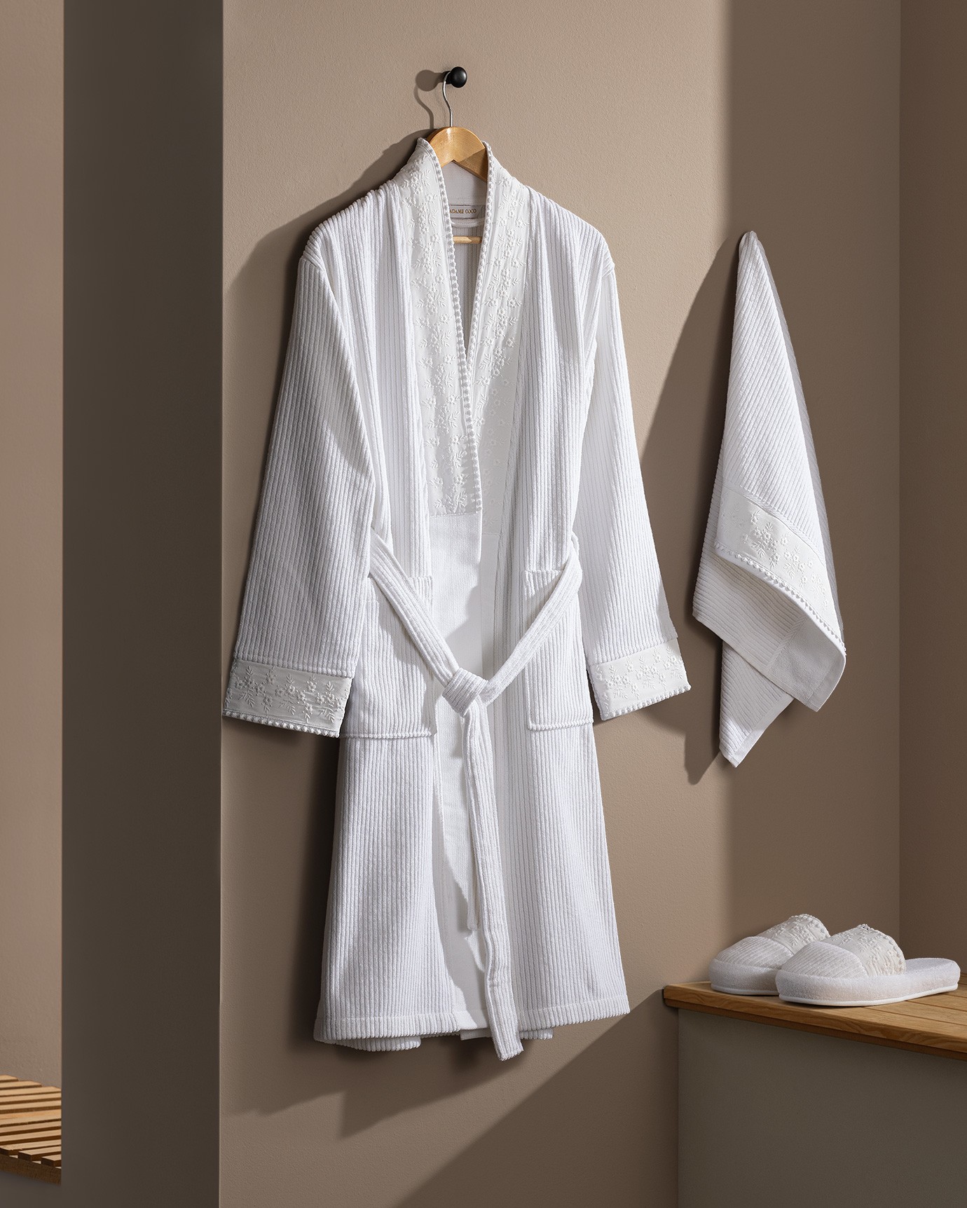 Madame Coco Set ženski bademantil sa peškirom i papučama Cataline, Beli