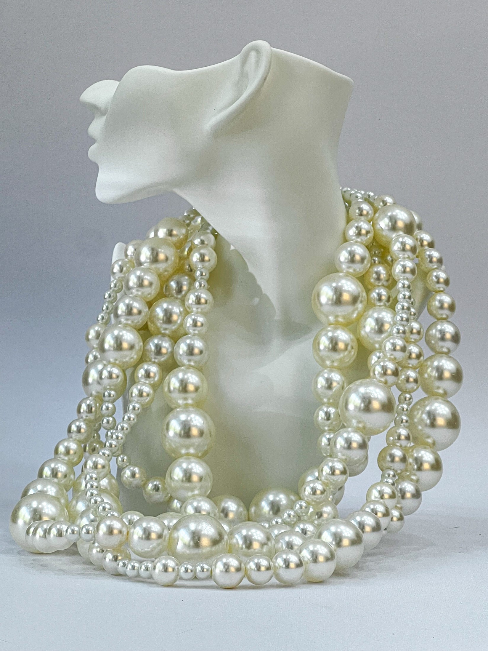 Azibi Biserna ogrlica, Bela