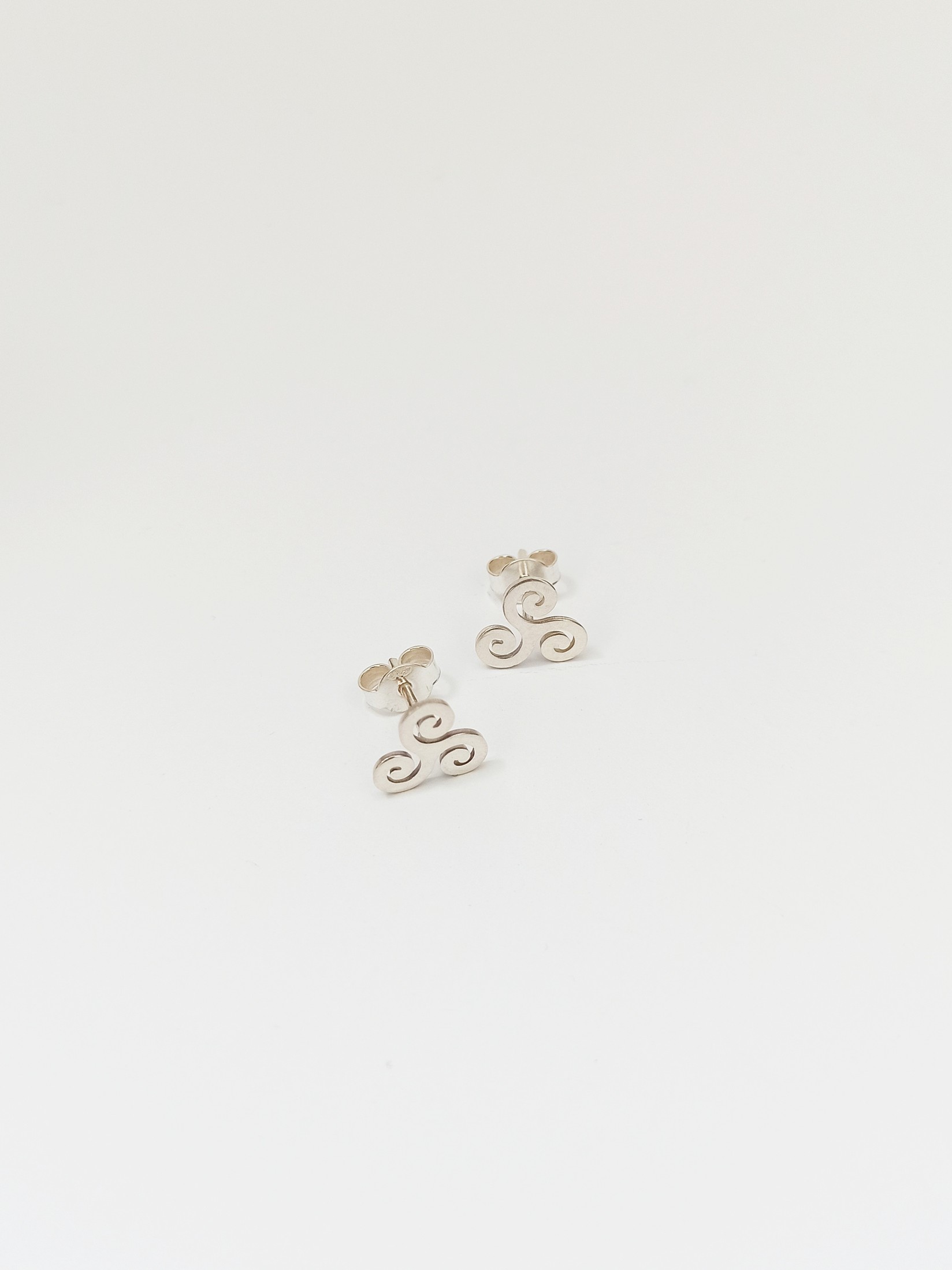 ROD Ženske srebrne minđuše Triskelion