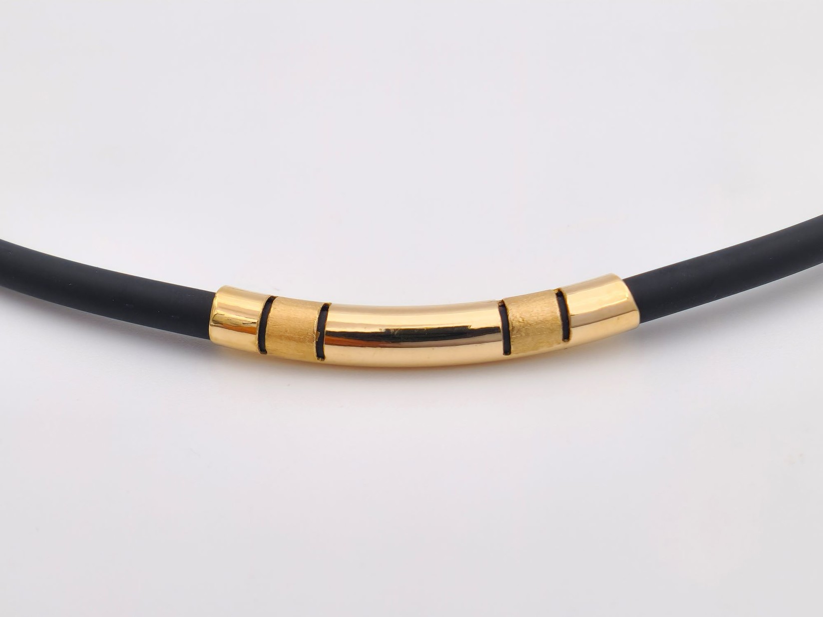 Muška ogrlica na kaučuku, Zlatna