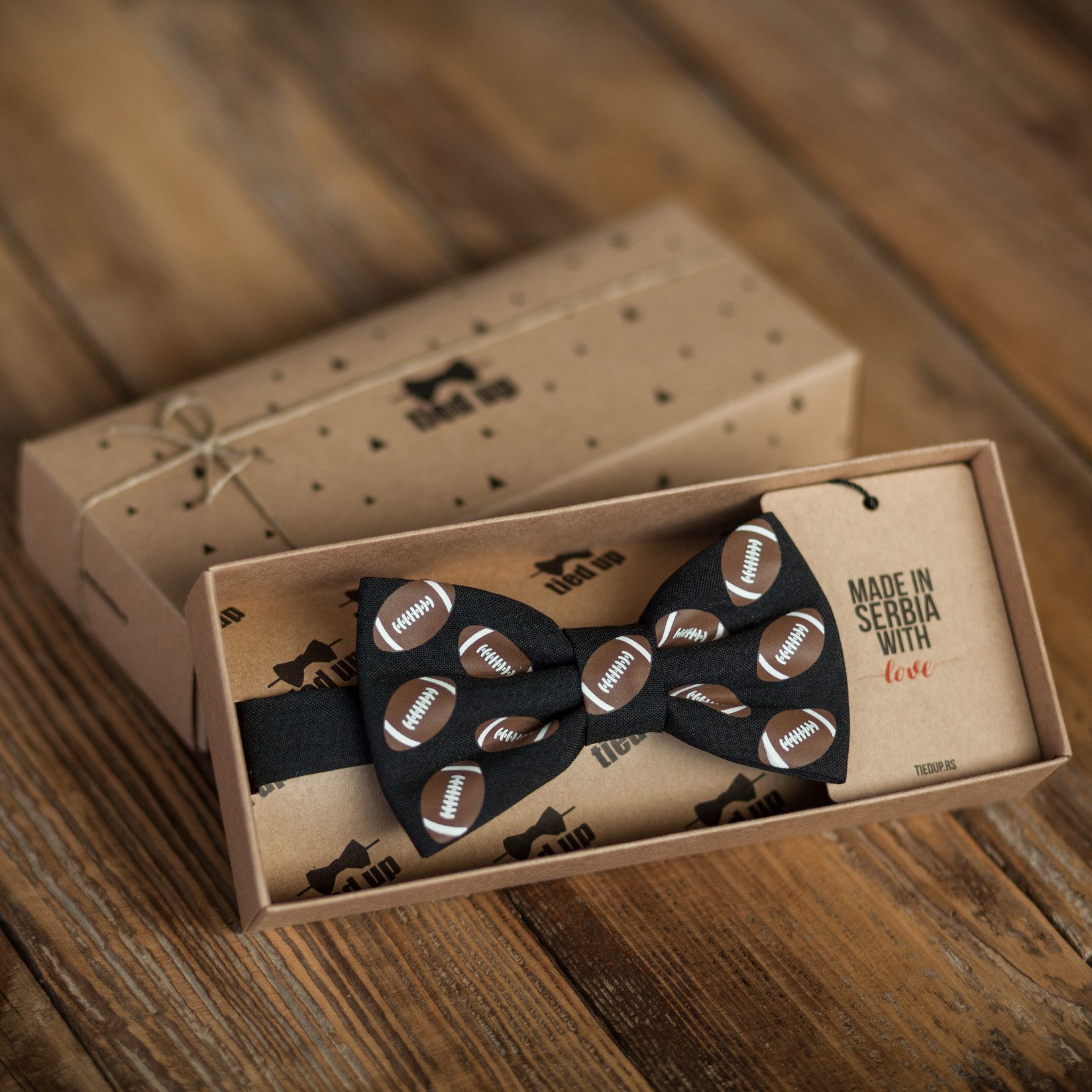 TIED UP Leptir mašna Ragbi lopta crna