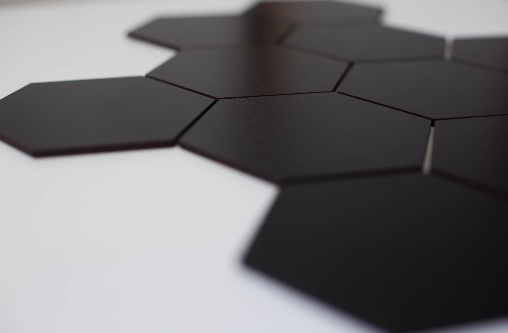 Slike Heksagonalna drvena zidna pločica crna 13,8x12 cm 1 deo