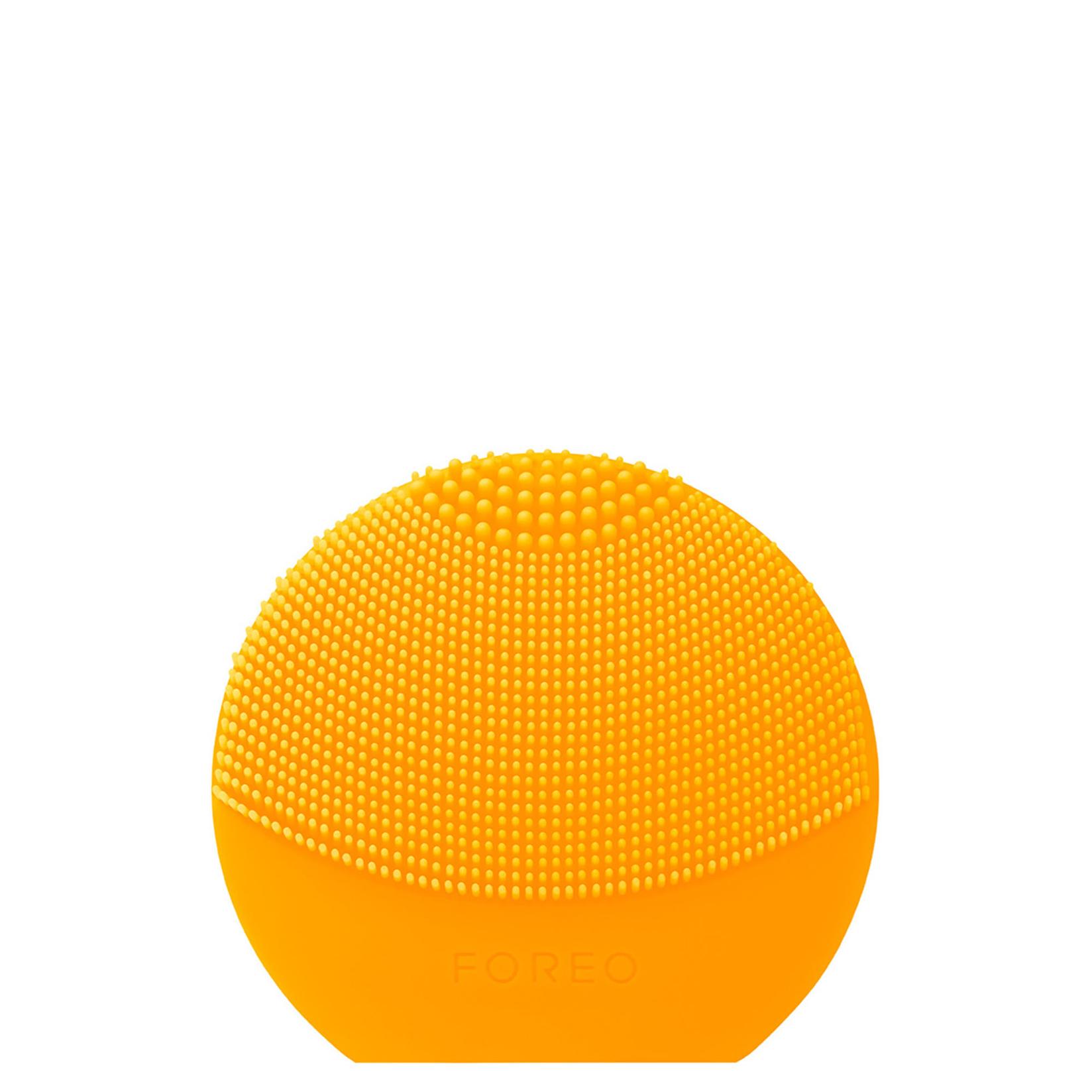 FOREO LUNA Play Plus Sunflower Yellow sonični uređaj za čišćenje lica za sve tipove kože