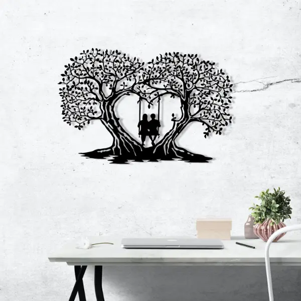 Metalna zidna dekoracija drvo sa ljuljaškom 65x43 cm crna