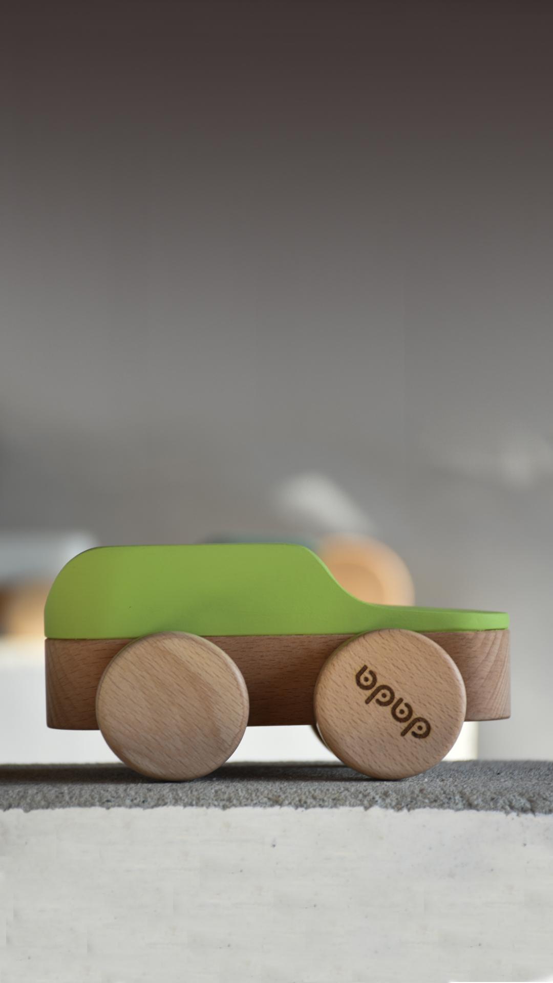 Slike DADA Zeleni autić - Drveni autić koji vodi u svet igre!