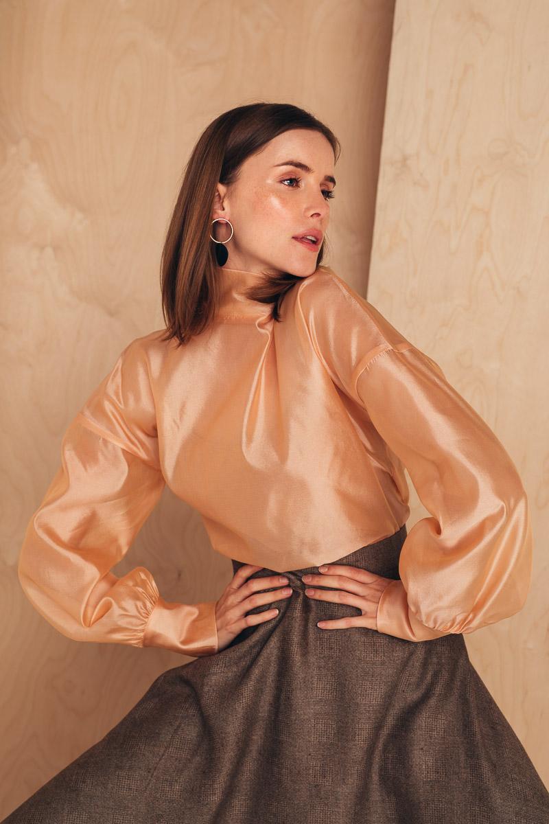 Selected image for MIONE Ženska bluza od organze sa visokom kragnom boja kajsije