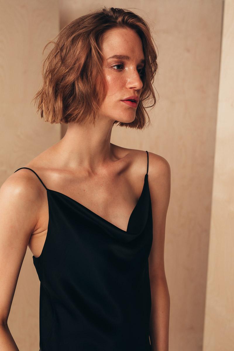 Selected image for MIONE Ženska svilena bluza na bretele sa drapiranim detaljem crna