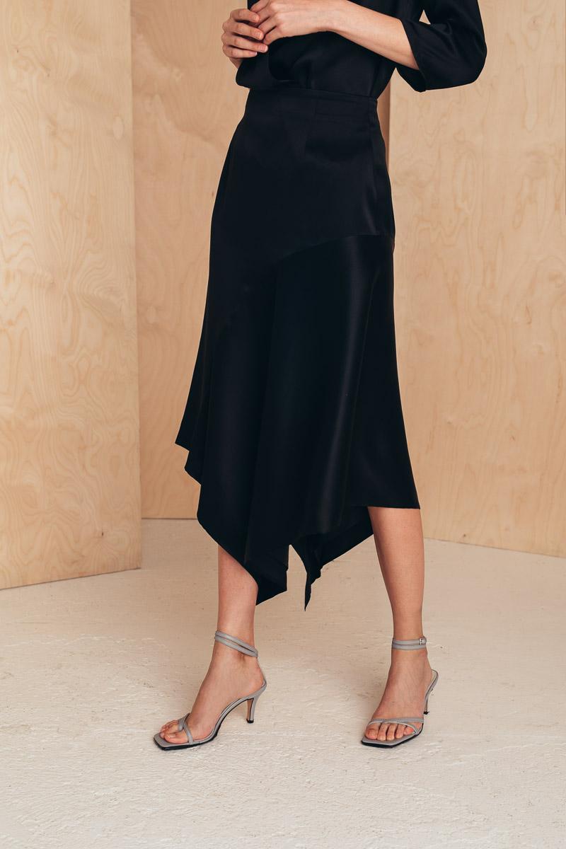 Selected image for MIONE Ženska svilena asimetrična suknja crna
