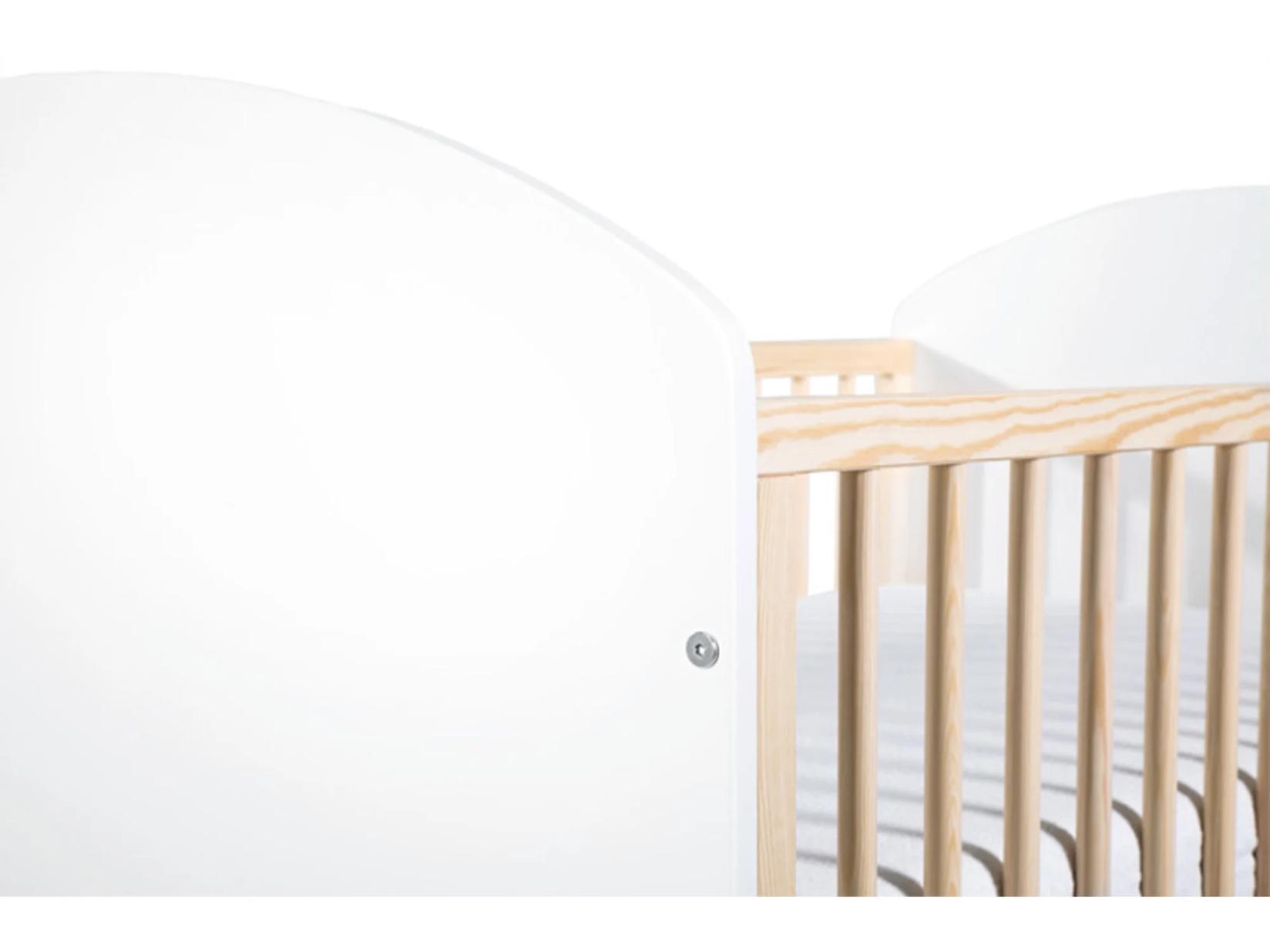 Selected image for KLUPS Charlie Krevetac za bebe, 120x60cm, Bež-beli + Alberomio W416 C-6 Posteljina za bebe Cars, 120x80cm, Bela
