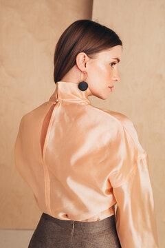 2 thumbnail image for MIONE Ženska bluza od organze sa visokom kragnom boja kajsije