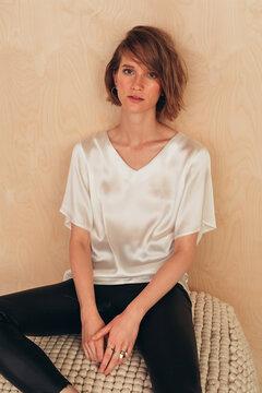 2 thumbnail image for MIONE Ženska svilena bluza sa V izrezom bela