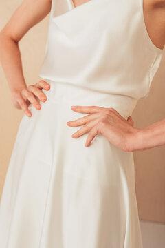 2 thumbnail image for MIONE Ženska midi svilena suknja opuštenog kroja bela